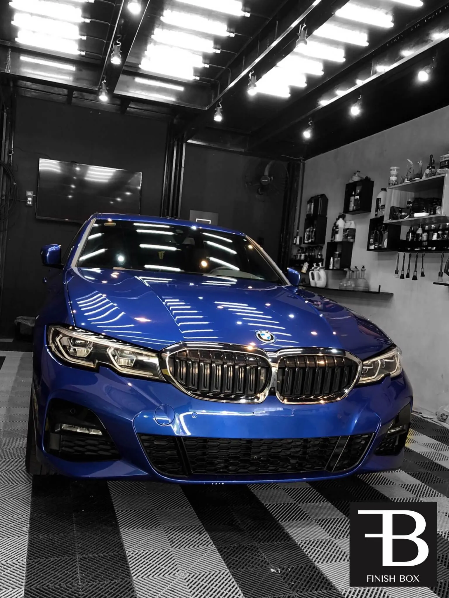 BMW híbrida azul envelopada na Finish Box