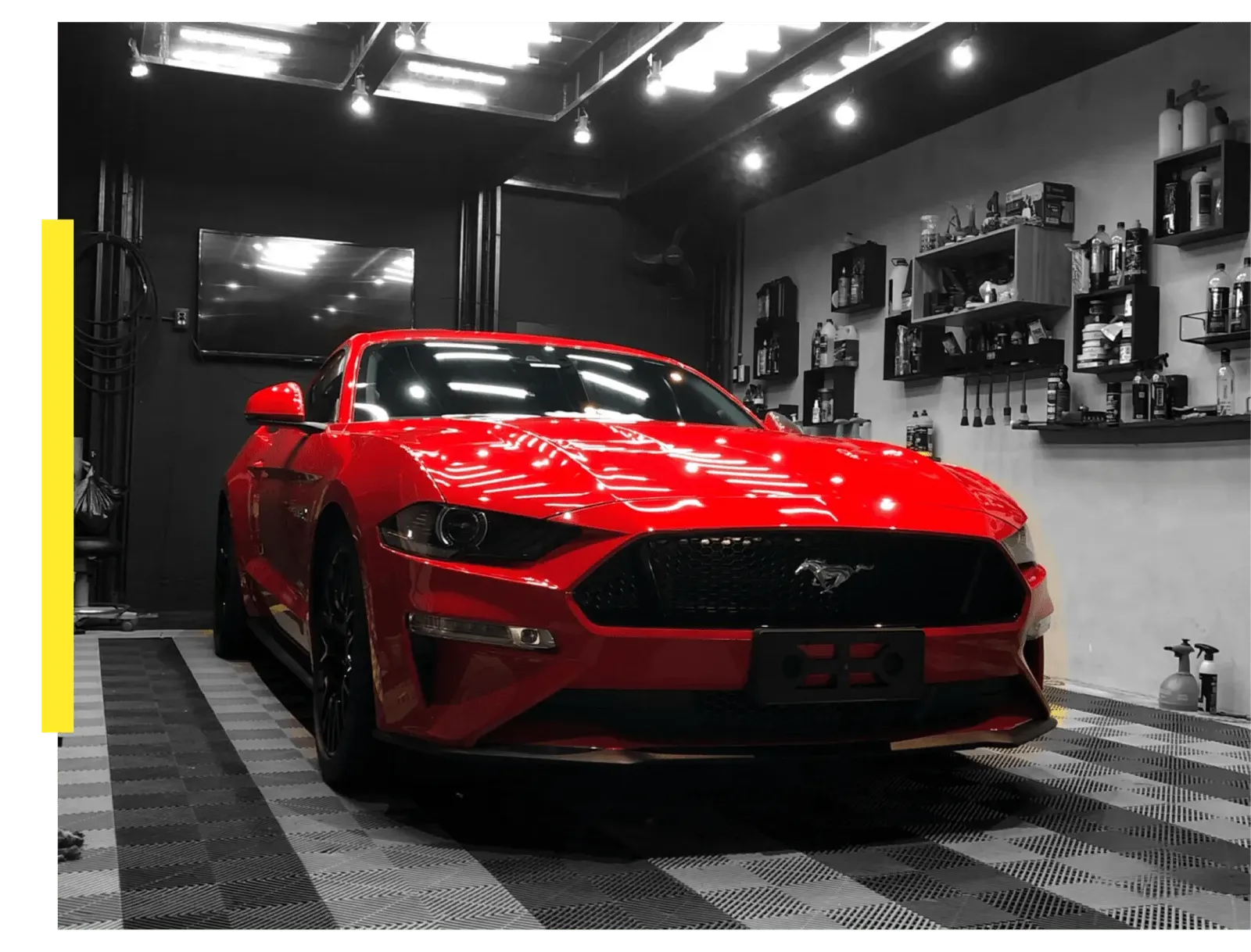 Mustang GT vermelho dentro do estúdio Finish Box, com paredes pretas e iluminação técnica