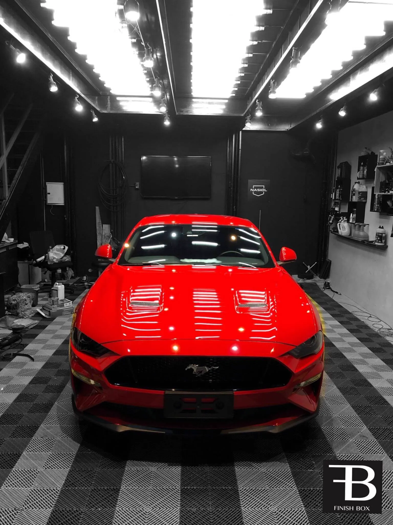 Mustang GT vermelho no estúdio Finish Box